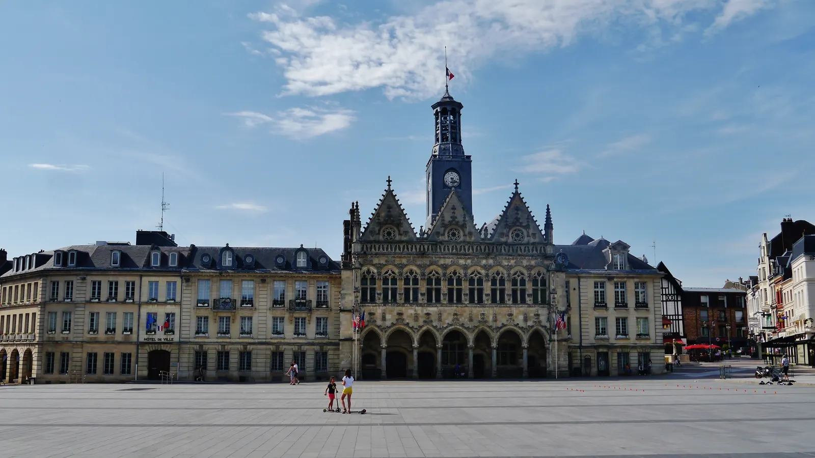 L'hôtel de ville gothique de Saint-Quentin